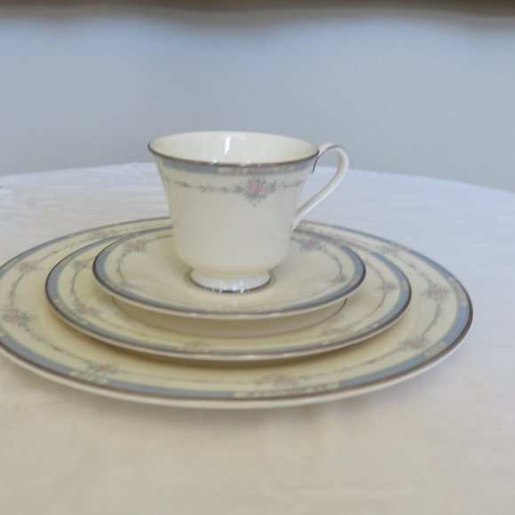 Royal Doulton fine china started set made in England - Picture 4 of 8